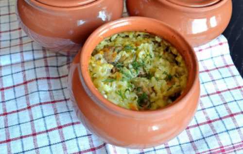 Выложить котлеты и обжарить, перевернуть, добавить оставшийся лук, приправить красным перцем, накрыть, и тушить до готовности