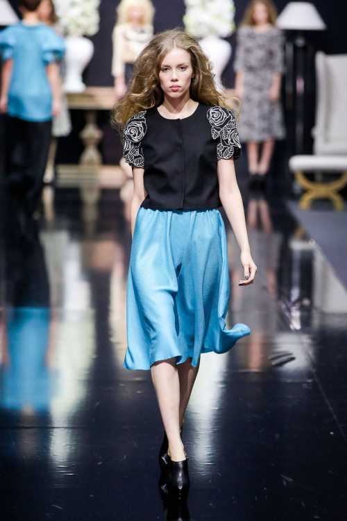 Есть в современном офисном стиле одежды место и женственным моделям, подчеркивающим красоту бизнеследи, но в то же время не затмевающим её деловых качеств