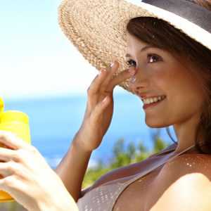 Возьмите специализированную ванночку или какуюлибо другую емкость, налейте в неё теплой воды и добавьте ложку морской соли она продается в аптеках, размешайте и опустите туда руки минут на