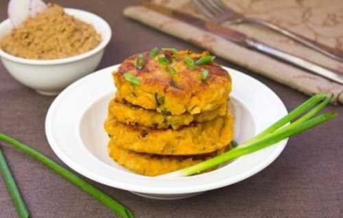 Чеснок необходим для придания аромата маслу