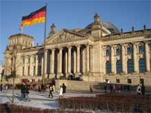 К внешнему строению вплотную прилегает величественная башня из необычного красного песчаника, а в небольшой часовне