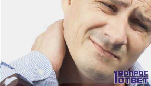 Если защемление произошло слева, то боль может отдавать за грудину, под лопатку и в плечо по типу боли в сердце