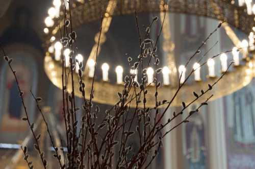 Во всех церквях совершаются особые службы, а храмы представляет собой в эти дни то