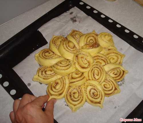 Совет. Если нет желания делать пирогцветок, можете испечь обычный рулет с маком