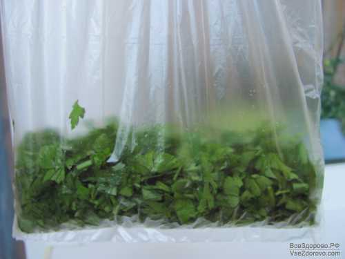 Затем налить в контейнер воду