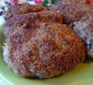 Не закрывая крышкой, обжарьте их до румяной корочки