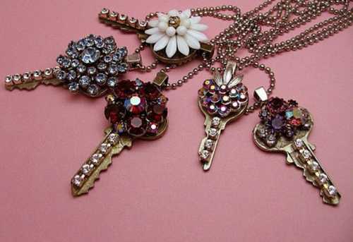 Таких браслетов можно сделать парочку и разных цветов, чтобы можно было их чередовать под разную одежду или носить сразу несколько