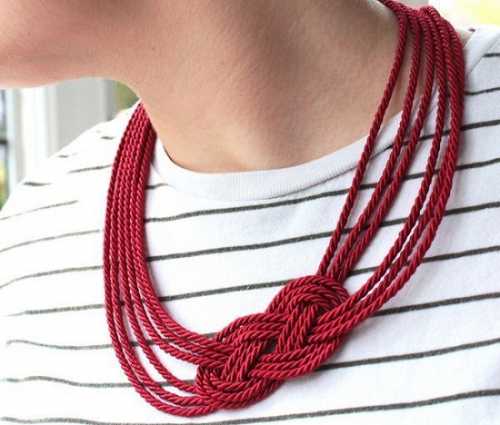 Прорезь, которая осталась на одном конец браслета и узелок, на другом, послужат своеобразной застежкой