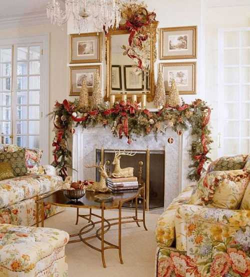 На верхушку можно повесить ангела, снежинку или другое рождественское украшение