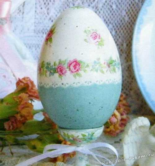 Из салфетки вырежьте необходимые фрагменты цветочки, животных, сердечки и т