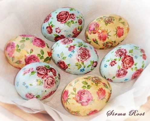 Можно использоваться немного взбитый яичный белок, а можно приготовить клейстер из члкрахмала и стводы