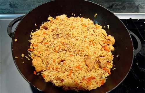 Пока мясо обжаривается, нарежьте лук четверть кольцами