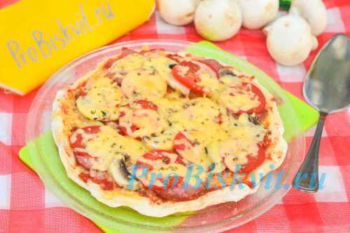 Сверху посыпаю натертым на средней терке сыром