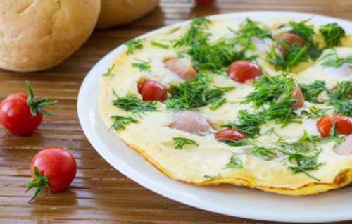 Смешайте до однородности яйца, соль иперец