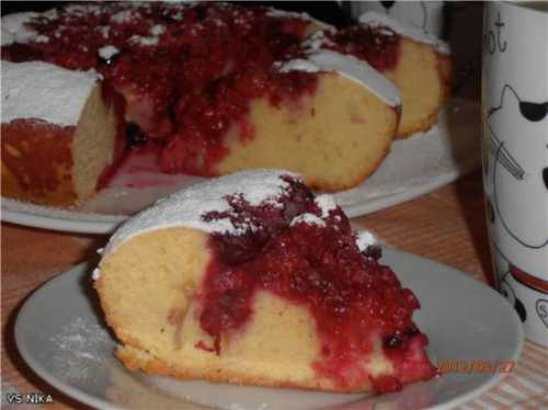 Вынув, его украшают вишнями и заливают сверху разведённым в граммах воды желатином