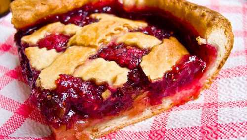 Вынуть тортик по готовности и посыпать сверху пудрой из сахара