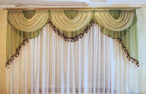 Лучше отдать предпочтение лаконичным строгим гардинам