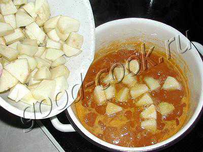 Дыню разрезать, вынуть все прожилки и семечки, очистить от кожицы и порезать небольшими кусочками