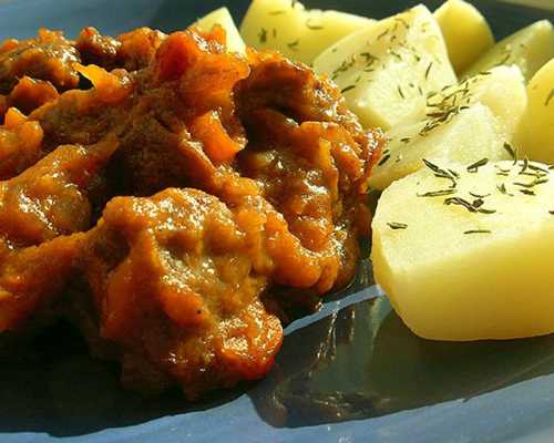 Мясо с соком и маслом следует переместить в чашу мультиварки или же в кастрюлю