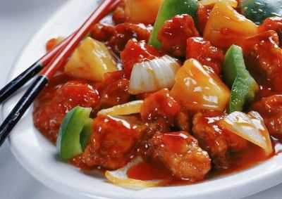 Осталось подготовить помидоры, которые нужно помыть под проточной водой и перетереть на терке