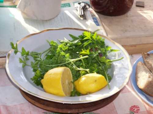 Желательно раза в неделю проводить разгрузочные дни, можно сделать их на твороге, кефире, арбузе, яблоках и тд