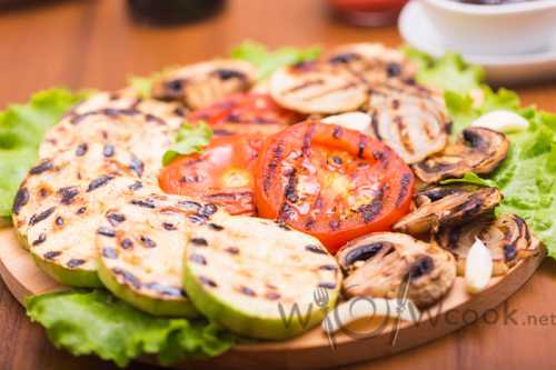 Аккуратно, чтобы не повредить кусочков, перемешиваем и выжидаем с четверть часа