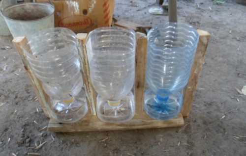 Способом бульбуль в бутыль поступит воздух, давление воздушного пузыря изменится и вода наполнит тазик