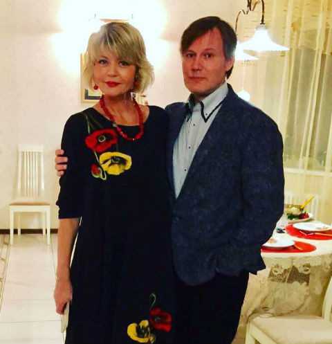 Не выяснять отношения, а именно разговаривать