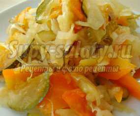 Добавить тонко нашинкованную капусту, перемешать и влить стакан горячей воды кипятка