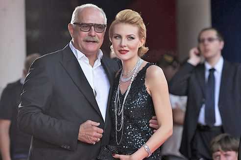 Девушка находится на пятом месяце беременности и не так давно показала свой округлившийся живот