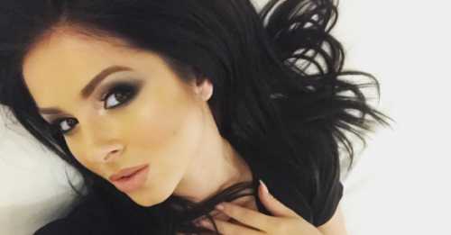 Сидящий сзади ребенок вкресле недостает своими шаловливыми ногами доспинки инепачкаетее