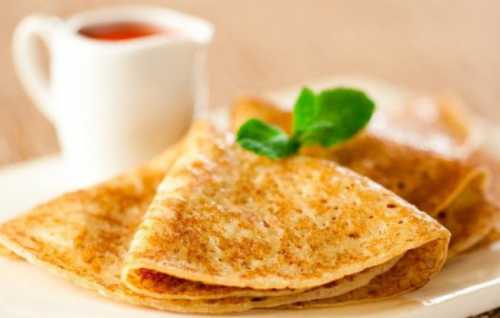 Горячий свекольник подается со сметаной, чесноком, сухариками