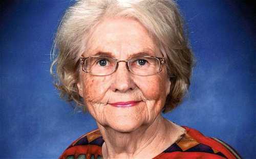 Увиденная во сне больная бабушка, согласно соннику, пророчество того, что дело, в котором вы вскоре примете участие, не принесет желанных результатов, вы почувствуете свое полное бессилие и ненужность в нем, поскольку будете точно не в своей тарелке