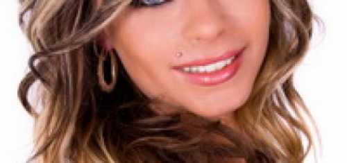 А вот белокурым лучше сделать брови на тон темнее локонов с помощью карандаша или помадки для бровей