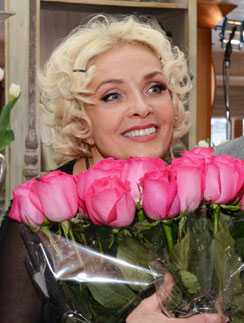 Не желая отвлекать внимание от своего стильного образа, Вайкуле сделала ставку на простую укладку с завитыми локонами