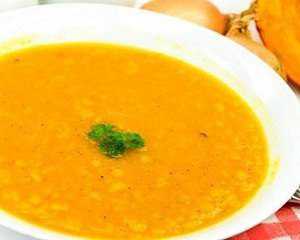 Приготовление мелко режем лук, заливаем л воды в кастрюле и ставим на огонь соломкой режем перец, свеклу, морковь, кладем на растительное масло на сковороду и пассируем помидоры ошпариваем кипятком и снимаем с них кожицу, режем на небольшие кусочки, добавляем в сковороду и тушим минрежем соломкой картофель, опускаем в кастрюлю с луком когда картофель станет мягким, добавляем в кастрюлю овощи, шинкованную капусту, выдавливаем чеснок, солим, добавляем лавровый лист выключаем и оставляем настояться полчаса