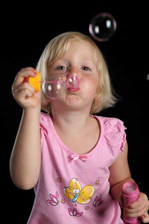 Ветер и пыль в воздухе не помощники для мыльных пузырей