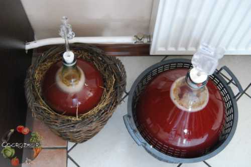 Чтобы перчатку не разорвал выходящий углекислый газ, сделайте при помощи обычной игры маленький прокол в одном из пальцев