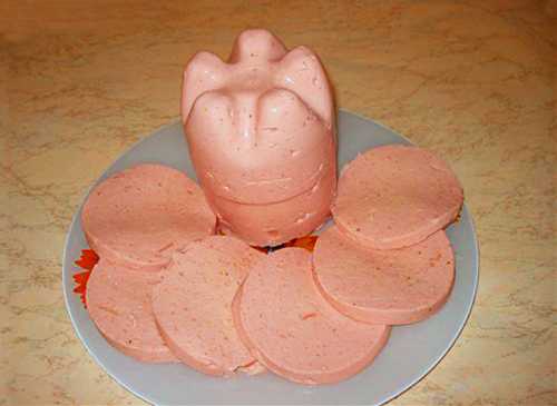 Предпочтительней все же натуральная колбасная оболочка типа свиного желудка или синюги из кишки большого диаметра