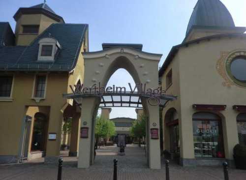 Эмалевые украшенияЮвелирный дом известен своими украшениями, созданными из эмали