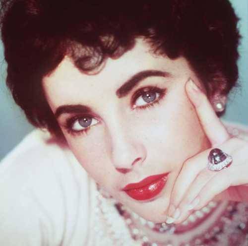 Она хозяйка своей судьбы, поэтому рядом с такой женщиной находиться приятно и комфортно