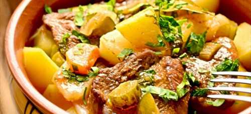 Азу из говядины с солеными огурцами в духовке, в горшочке и в мультиварке