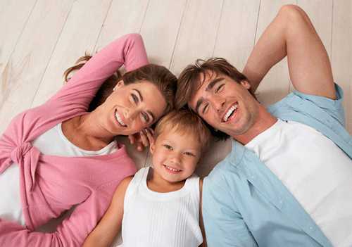 Относиться к семье супруга с уважением