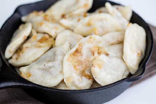 Обрезки теста собираю, разминаю в ладонях пока не получится маленький колобок