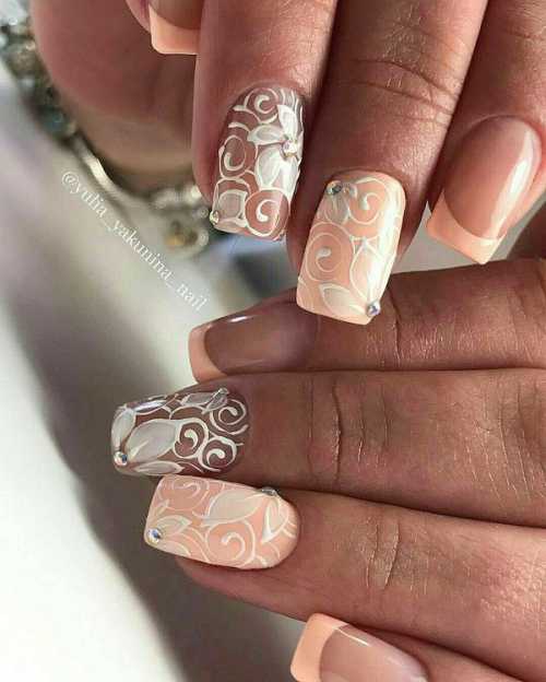 Чтобы маникюр не смотрелся вызывающе, такой дизайн лучше применить для нескольких пальцев на руке, а остальные выполнить тем же французским маникюром, но без черных красок