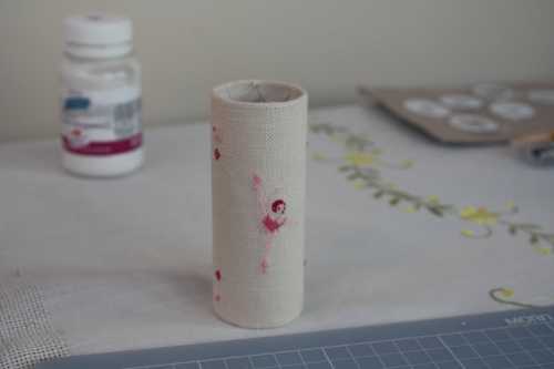 Непосредственное оклеивание будет происходить следующим образом клеить пленку нужно только после измерения габаритов, с оставлением запасов в смтеперь требуется вырезать пленку по размеру клеить начинайте с верхней части, причем отделять клейкую основу более, чем на сантиметров сразу, не рекомендуетсяту часть пленки, которая наклеена, нужно тщательно разглаживать шпателем или куском материи, чтобы самоклеющаяся пленка не набрала в себя пузырьки воздуха обязательно подвернуть края на торцы двери