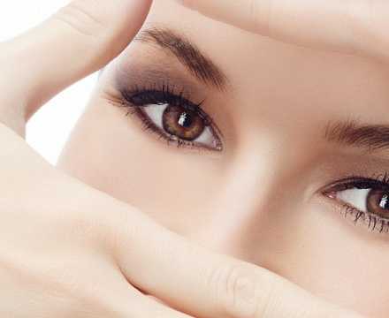 По температуре она должна быть теплая, на несколько градусов выше комнатной