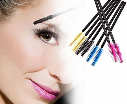 Для снятия макияжа с глаз нужно использовать ватный диск, смоченный в мицеллярной воде