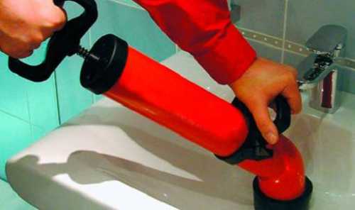 Для успешного устранения проблемы забившихся труб в частном доме необходимо следовать согласно инструкции, прилагающейся к средству