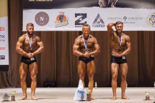 Накаченные, модные мужчины красавчики ждут женского внимания